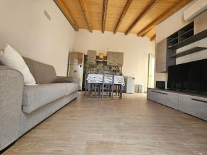 a living room with a couch and a kitchen at Teseo Holiday in Castelvetrano Selinunte
