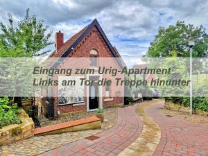 ein Backsteingebäude mit den Worten „emerging zerm living apartment units an for dievere“ in der Unterkunft Bed Bentheim in Bad Bentheim