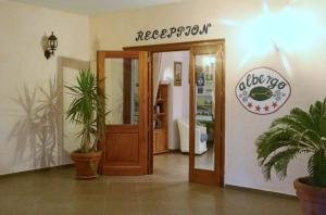 wstęp do restauracji z doniczkami w obiekcie Hotel Valkarana Country Relais w mieście Sant Antonio Di Gallura +37 zdjęć