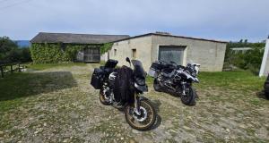 two motorcycles parked in a yard next to a building at Campagne Vallauris chambres in Sisteron
