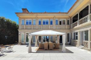 a white umbrella on a patio in front of a house at Suite con Vista a las Islas Cies in Vigo