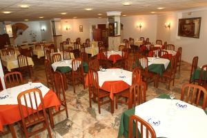 un comedor lleno de mesas y sillas en Hotel Jr, en Villalonga