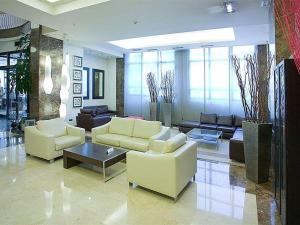 a large living room with couches and a table at Hotel ILUNION Abando Bilbao in Bilbao