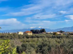 a view of a city with mountains in the background at Villa Zose' luz in Káto Ássos