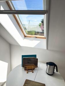 a skylight in a room with a table with a coffee pot at Biały Dom in Kąty Rybackie