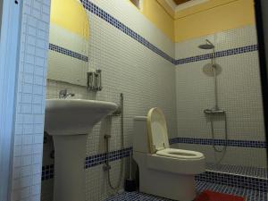 un bagno con WC e lavandino di Bel Hotel Nosy Be a Hell-Ville