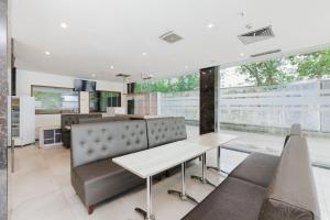 a dining room with a table and chairs at SANS Vibes d Grande Hotel Batam in Nagoya