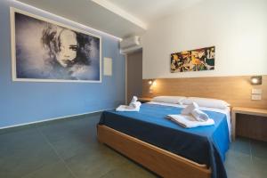 a bedroom with a bed with towels on it at Casa Alexandr Azzurra in Pizzo