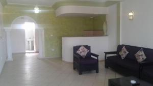 a living room with two chairs and a couch at Résidence PHILA Djerba in Djerba