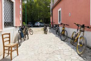 a group of bikes parked on the side of a building at Casa Natura Gargano in Monte SantʼAngelo