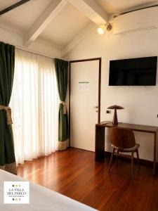 a hotel room with a desk and a chair at La Villa Del Parco in Monza