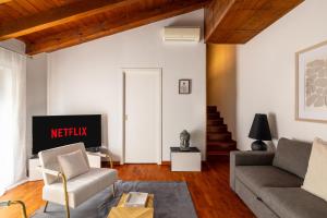a living room with a couch and a tv at Lodge Fiera Milano in Rho