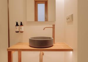ein Badezimmer mit Waschbecken und Spiegel in der Unterkunft Hotel San Nikolas Sea Views in Hondarribia
