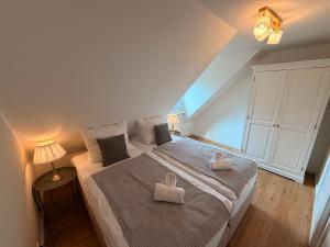 a bedroom with a large bed with towels on it at HYGGE HOMES - Apartment 'hyggehus' in Lüneburg