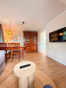 a living room with a table and a dining room at HYGGE HOMES - Apartment 'hyggehus' in Lüneburg