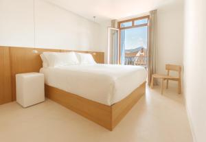 ein Schlafzimmer mit einem großen Bett und einem Fenster in der Unterkunft Hotel San Nikolas Sea Views in Hondarribia + 21 Fotos