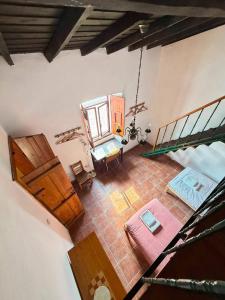 an overhead view of a living room with two beds at Solar Verbena in Vaiamonte