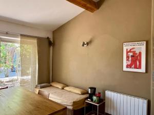 a small room with a bed and a window at Les Iris in Bonnieux