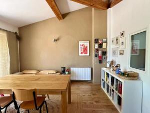 a room with a table and a bed in it at Les Iris in Bonnieux