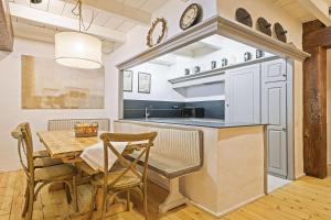 a kitchen with a table and a dining room at Luderna - Apartamento con terraza Eth Picot in Tredós