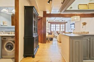 a kitchen with a stove in the middle of a room at Luderna - Apartamento con terraza Eth Picot in Tredós