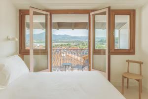 ein Schlafzimmer mit einem Bett und einem großen Fenster in der Unterkunft Hotel San Nikolas Sea Views in Hondarribia