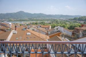 Blick auf eine Stadt vom Balkon in der Unterkunft Hotel San Nikolas Sea Views in Hondarribia