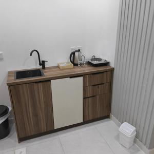 a kitchen with a sink and a counter top at شقق غرفتين جديدة واسعة in Musaylah