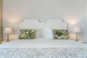 Een bed of bedden in een kamer bij Casa das Palmeiras Charming House - Azores 1901