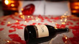 a bottle of wine sitting on top of a cake at Studio Hebron: Refúgio Entre a Cidade e a Natureza in Anápolis +53 photos