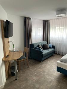 ein Wohnzimmer mit Sofa und Tisch in der Unterkunft Pension Arcade in Dresden