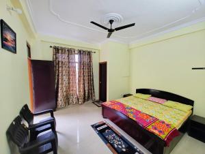a bedroom with a bed and a ceiling fan at 2BHK Flat in Bhimtal in Bhowāli