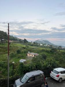 two cars parked next to each other on a hill at 2BHK Flat in Bhimtal in Bhowāli