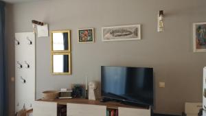 a flat screen tv sitting on top of a table at Casa do Farol - апартамент с басейн до плажа на къмпинг "Градина" in Chernomorets