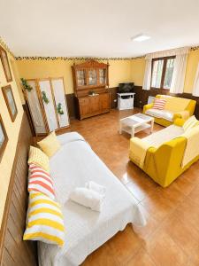 a living room with two beds and a couch at Casa La Bienvenida con patio y aparcamiento - Apartamentos Aloha Toledo in Nambroca