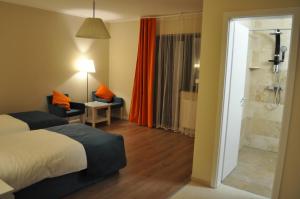 ein Hotelzimmer mit Bett und Dusche in der Unterkunft Transylvania Villa & Spa in Muntele Băişorii + 32 Fotos