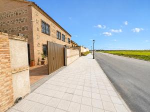an empty street next to a brick building at Casa La Bienvenida con patio y aparcamiento - Apartamentos Aloha Toledo in Nambroca