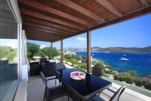 a table and chairs on a balcony with a view of the ocean at Aktur Residence in Bitez