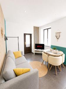 a living room with a couch and a table at Gîte Lorelei Obernai Centre Ville 2 à 4 personnes in Obernai