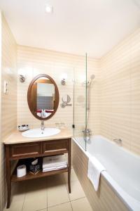 A bathroom at Mirage Medic Hotel