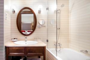 A bathroom at Mirage Medic Hotel