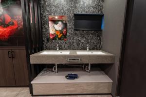 a bathroom with a sink and a mirror at Ciel東池袋 in Tokyo