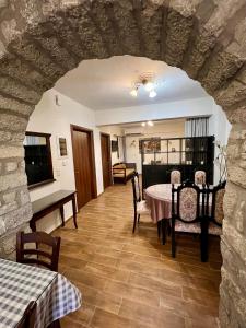 a dining room with a table and chairs at Psichro Apartments Zeus in Magoulás