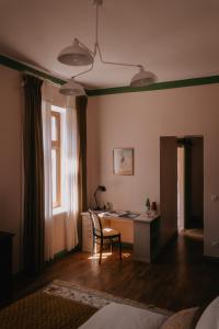 a living room with a desk and a chair at Oak House Vienna - Boutique Guesthouse near Meidling Station in Vienna +34 photos