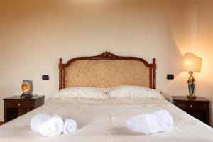 a bedroom with a bed with two towels on it at Villa Missiano Unità Cassiopea con Piscina in Panicale