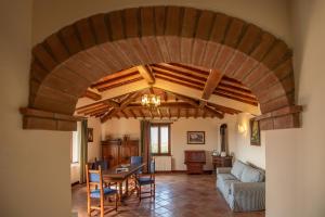 a living room with a table and a couch at Villa Missiano Unità Cassiopea con Piscina in Panicale