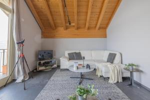 a living room with a white couch and a table at Veloccino del Lago in Perledo