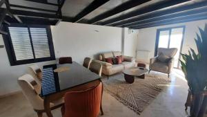 a living room with a table and a couch at Prestigieux appartement in Hammam Sousse
