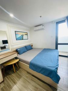 a small bedroom with a bed and a desk at Sencoco Hotel in Hà Quảng (4)