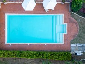 an overhead view of a swimming pool in a yard at Villa Missiano Unità Cassiopea con Piscina in Panicale